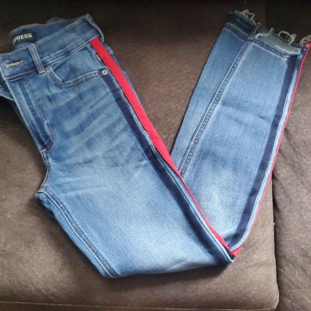 Skinny jeans with red stripe